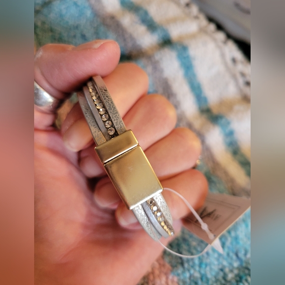 NWT beautiful avenue 9 silver tone magnetic clasp multi strand bracelet - Picture 5 of 5